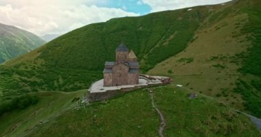 Gergeti Kilisesi ve Shan Dağı 'nın güzel görüntüsü.