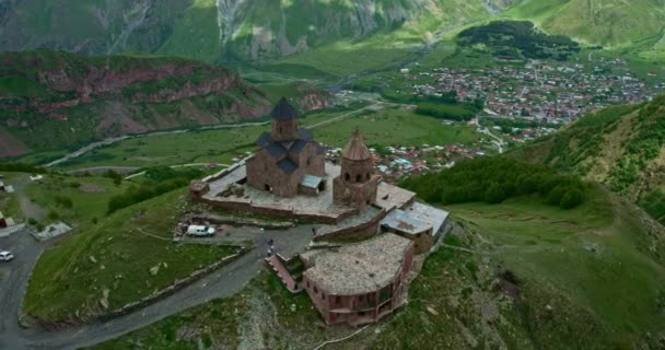 Drone Flyby runt Gergeti kyrka i Georgien — Stockvideo