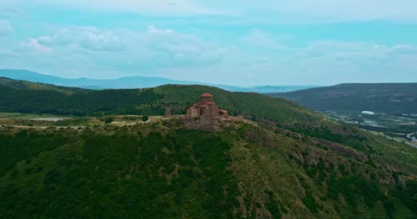 Jvari klooster op de achtergrond van bergen en blauwe lucht. De belangrijkste attractie van Mtskheta — Stockvideo