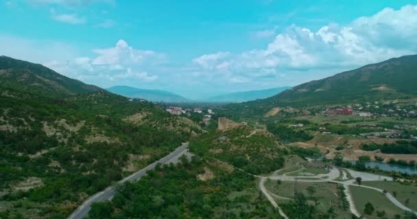 Prise de vue aérienne de la forteresse de Bebristsikhe à Mtskheta — Video
