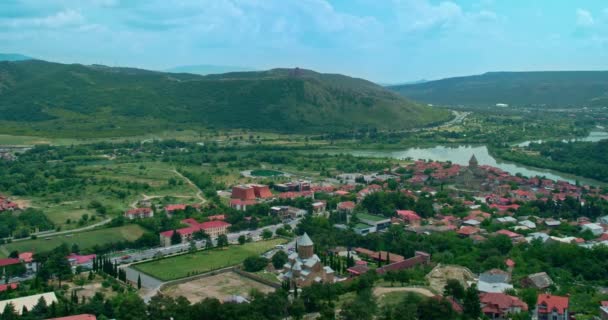 La ville de Mtskheta d'une vue à vol d'oiseau avec toutes les principales attractions — Video