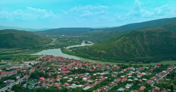 Panorama aéreo de Mtskheta y confluencia de dos ríos - Aragvi y Kura — Vídeos de Stock