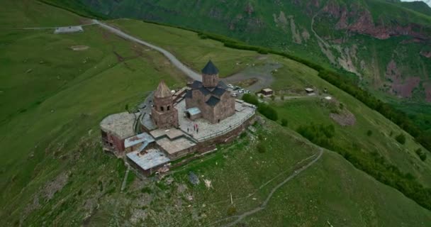 Gergeti kyrka ett avskilt kloster högt uppe i bergen — Stockvideo