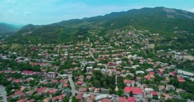 Mtskheta şehrinin havadan görünüşü. Şehrin genel manzarası
