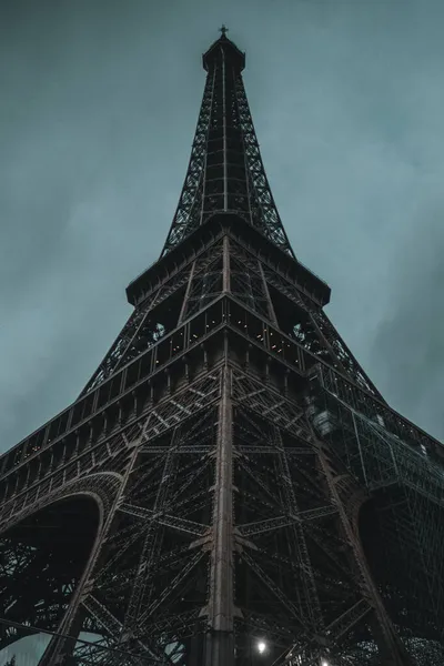 파리 근처의 에펠 탑에서 빛을 비추지 않고 있는 이브닝 에펠 탑 — 스톡 사진