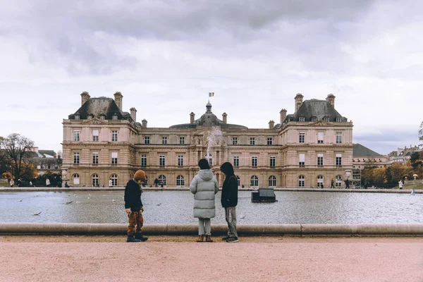 París, Francia - 05 de noviembre 2021: Palacio de Luxemburgo en el fondo de la compañía de los niños —  Fotos de Stock