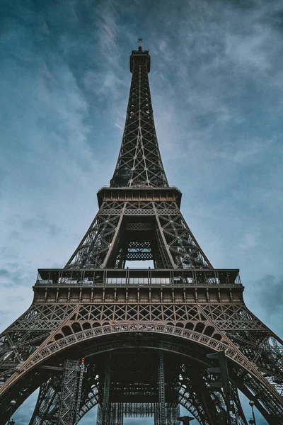 조명 시설도 없이 파리에 있는 에펠 탑 — 스톡 사진