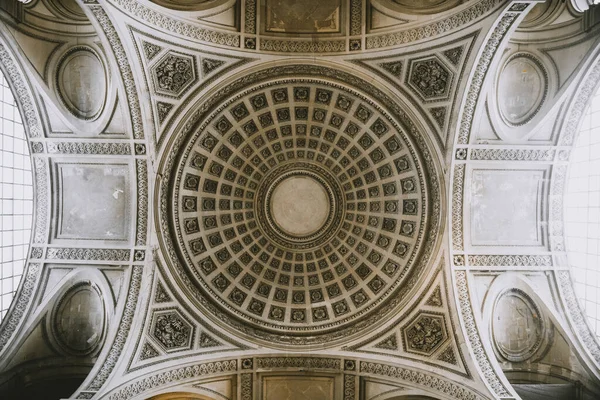 프랑스에 있는 판테온 신전의 천장 — 스톡 사진