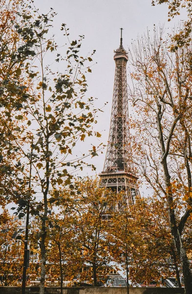 가을에 에펠 탑으로. 수직 사진 스톡 사진