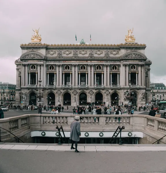 파리, 프랑스 - 2021 년 11 월 03 일 : The Palais Garnier — 스톡 사진