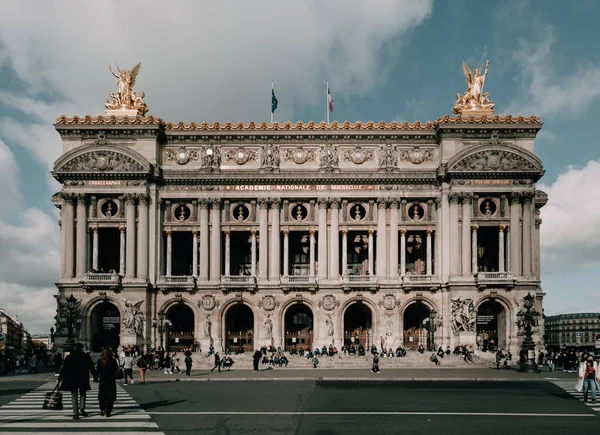 파리, 프랑스 - 2021 년 11 월 03 일 : The Palais Garnier 로열티 프리 스톡 이미지