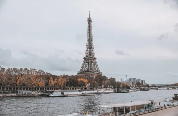 Eiffelturm im Hintergrund der herbstlichen Seine — Stockfoto