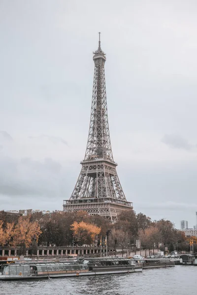 센 강 근처에 있는 파리의 에펠 탑 — 스톡 사진