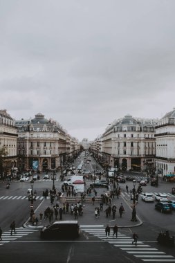 Paris, Fransa, Kasım 04: 2021: Palais Garnier 'in balkonundan Paris manzarası