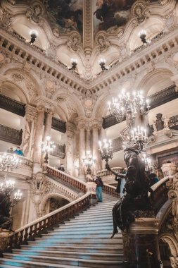 Paris, Fransa - 4 Kasım 2021: Palais Garnier 'deki ana merdiven
