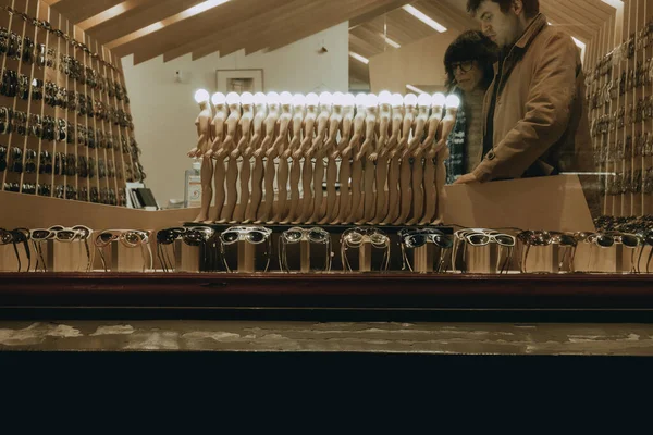 París, Francia - 04 de noviembre de 2021: Tienda de gafas de sol — Foto de Stock