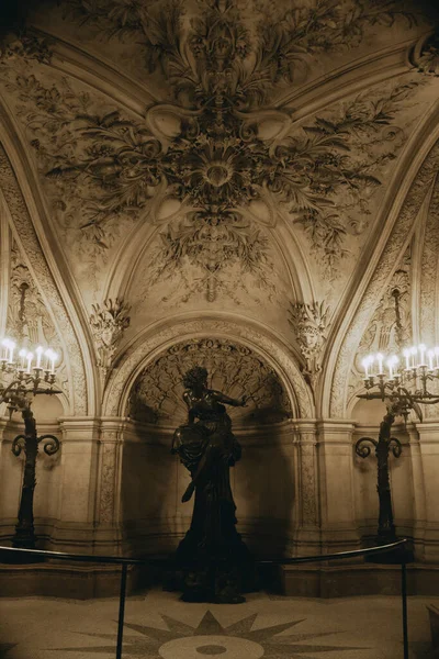 Statue im Inneren des Palais Garnier — Stockfoto