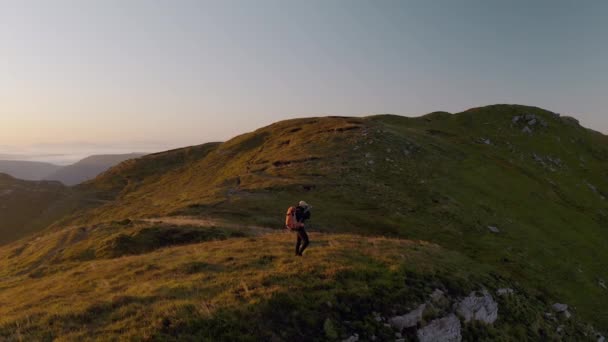 Photo de drone épique d'un photographe en randonnée au lever du soleil — Video