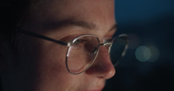 Close up portret kobiety w okularach oświetlony ekran — Wideo stockowe