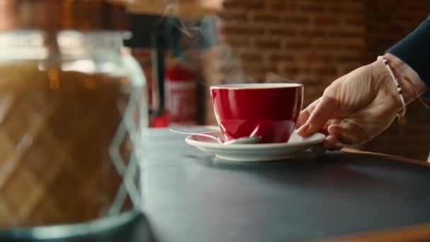 Kelner lub klient umieścić filiżankę gorącej kawy na stole — Wideo stockowe