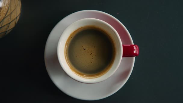 Vista superior na xícara de café americano ou instantâneo — Vídeo de Stock