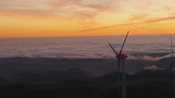 Turbinas eólicas para energias renováveis ao pôr-do-sol — Vídeo de Stock