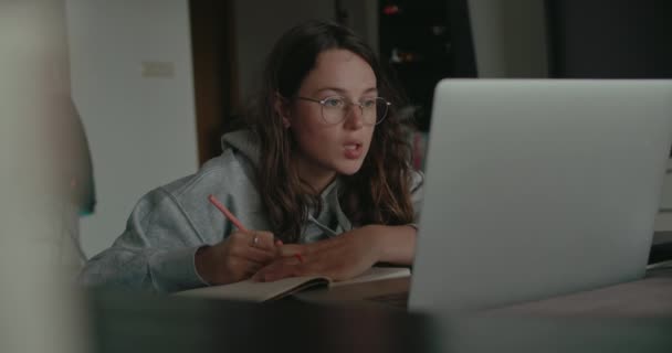 Millennial-Frau arbeitet zu Hause an Projekt oder Studium — Stockvideo