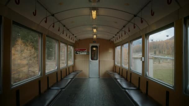 Interior Vagón Tren Vintage Vacío Moviéndose Lentamente Colina Arriba Montaña — Vídeo de stock