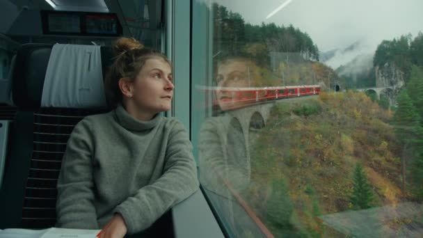 Fiatal női utazó a piros festői vonaton — Stock videók