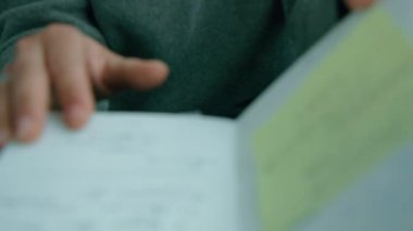 Şehirlerarası trende gidip gelen genç bir kadın. 