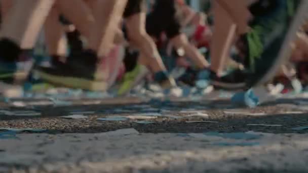 Група бігунів змагаються в марафоні або тріатлоні — стокове відео