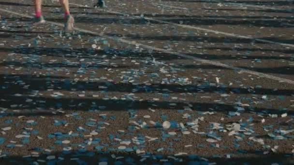 Конфетти на асфальте во время марафона — стоковое видео