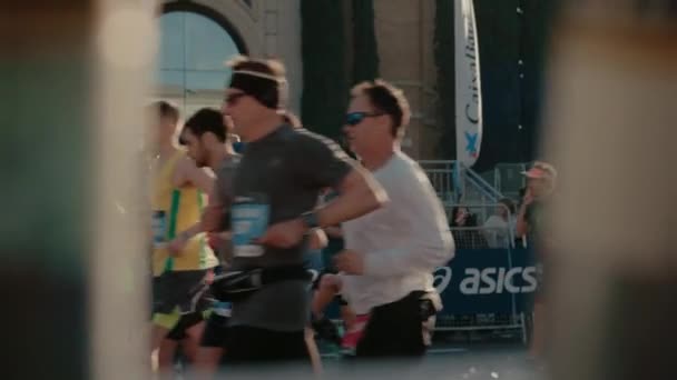 Läufergruppe tritt beim Marathon oder Triathlon an — Stockvideo