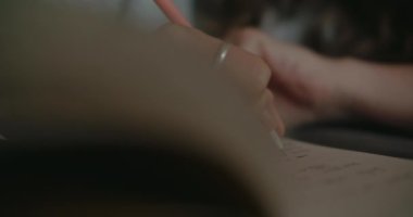 Milenyum kadını ev ödevinde proje ya da öğrenim görüyor