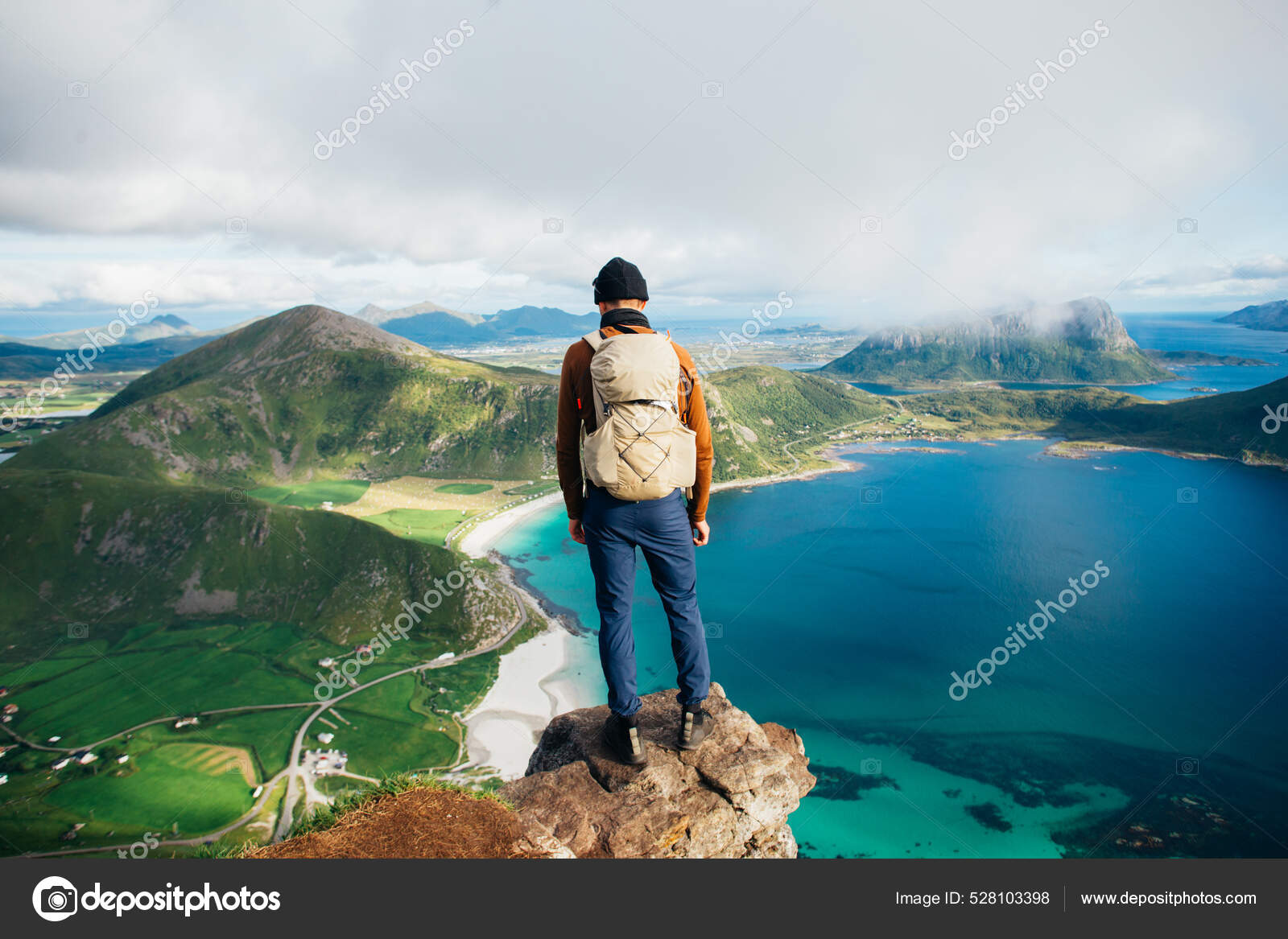 Homem Turista De Pé Com Grande Escandinávia De Montanha Imagem de