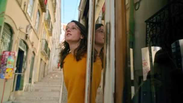 Giovane donna esplorare Lisbona dal vecchio tram retrò — Video Stock