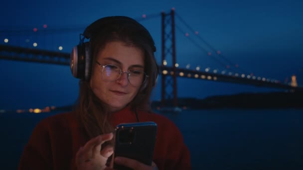 Fiatal nő használja telefon és stream zene app — Stock videók
