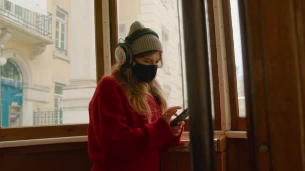 Vrouw in het gezicht masker reizen met het openbaar vervoer — Stockvideo