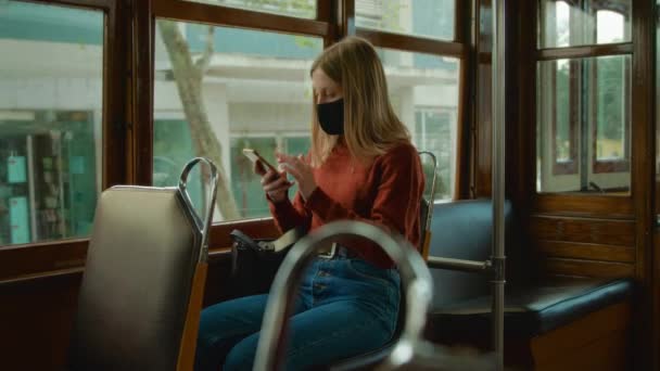 Женщина в маске на общественном транспорте — стоковое видео