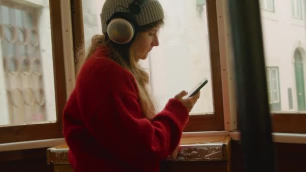 Mladá žena poslouchat hudbu na veřejné autobusové tramvaje — Stock video
