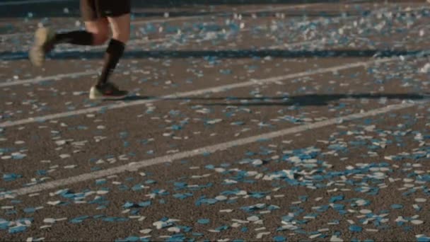 Grupo de corredores compiten en maratón o triatlón — Vídeo de stock