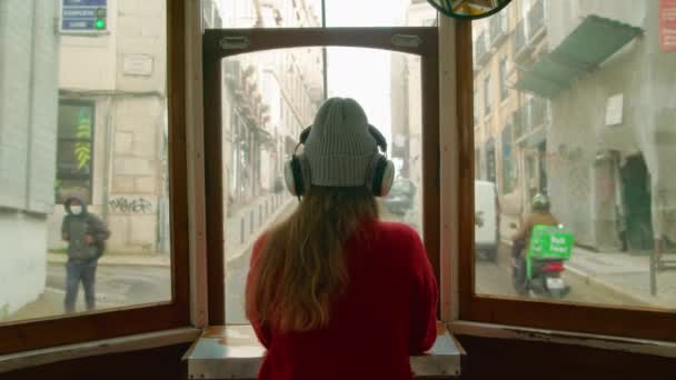 Giovane donna ascoltare musica su tram autobus pubblico — Video Stock