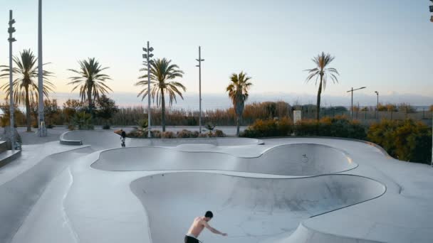 Drone tiro de skater profissional passeio na piscina — Vídeo de Stock