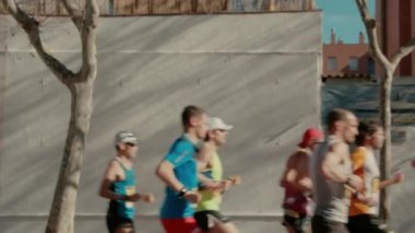 Bir grup koşucu maraton ya da triatonda yarışıyor.