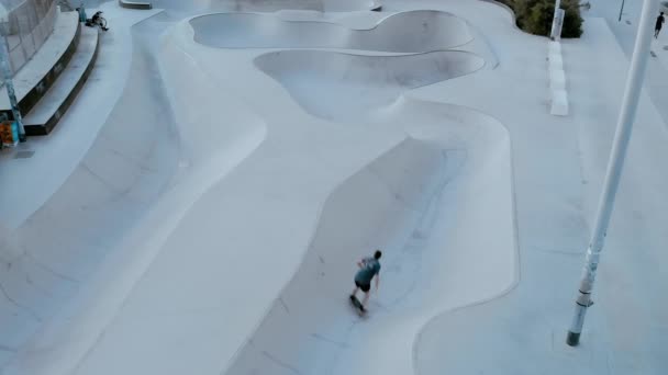 Drone tiro de patinador profesional paseo en la piscina — Vídeos de Stock