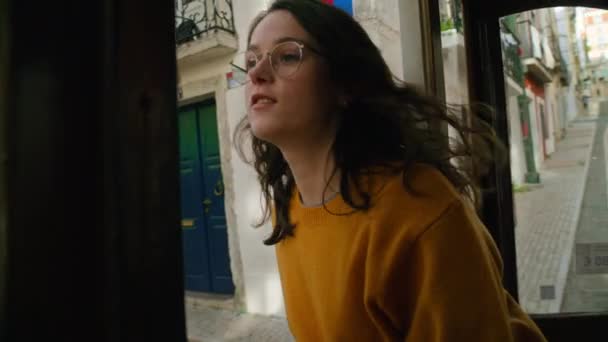 Junge Frau erkundet Lissabon aus alter Straßenbahn — Stockvideo