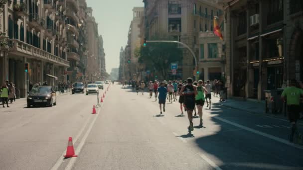 Läufergruppe tritt beim Marathon oder Triathlon an — Stockvideo