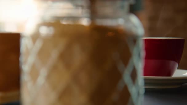 Röd kopp ångande varmt kaffe på bord i café — Stockvideo