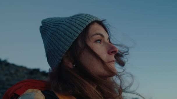 Filmmedveten ung kvinna titta på solnedgången himlen — Stockvideo