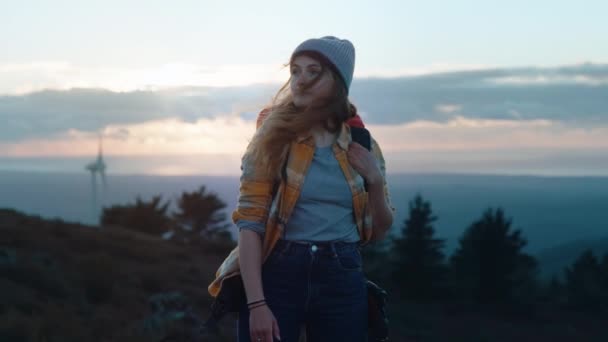 Mulher caminhante em viagem de aventura no pôr do sol da montanha — Vídeo de Stock